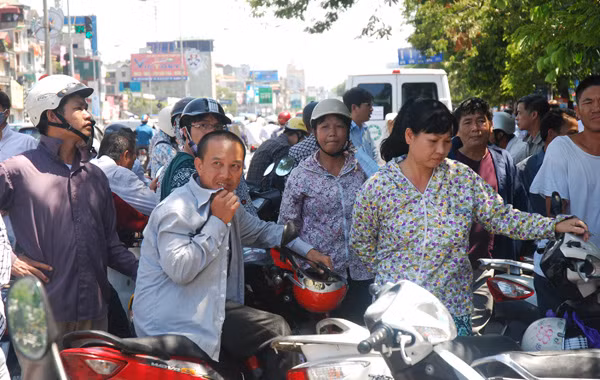 Phụ huynh chờ đợi sĩ tử trong nắng nóng thiêu đốt ảnh 7