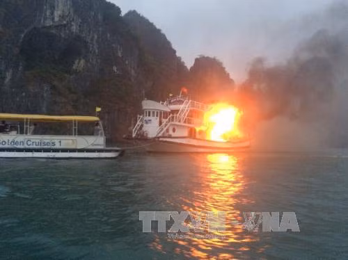 Cháy tàu du lịch chở khách nước ngoài trên vịnh Hạ Long ảnh 2