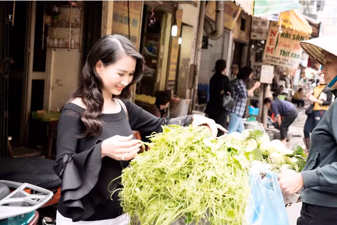 Hoa hậu Sương Đặng về nước sắm quà Tết truyền thống ảnh 1
