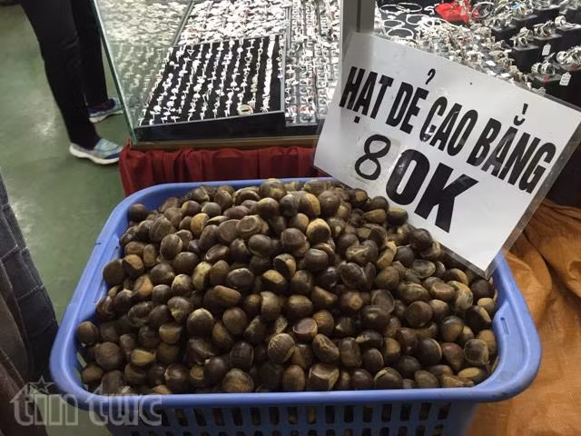 Dân phố háo hức 'săn lùng' đặc sản quê ảnh 3