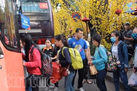 'Chuyến xe mùa Xuân' đưa sinh viên, công nhân về quê đón Tết ảnh 3