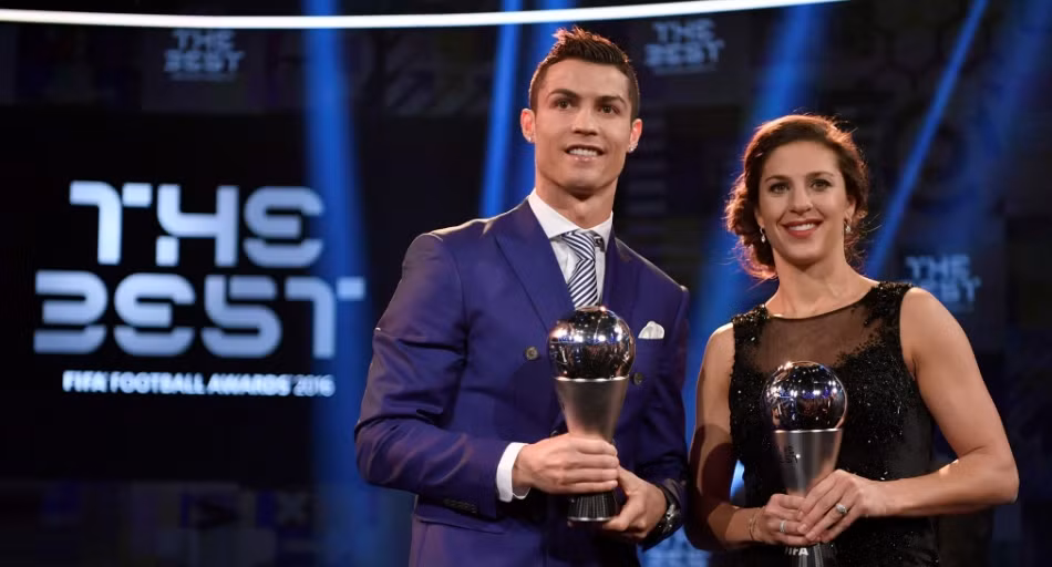 Ronaldo lại “vượt mặt” Messi, giành danh hiệu Cầu thủ hay nhất FIFA ảnh 4