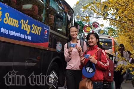 'Chuyến xe mùa Xuân' đưa sinh viên, công nhân về quê đón Tết ảnh 2