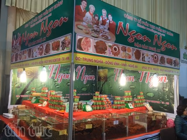 Dân phố háo hức 'săn lùng' đặc sản quê ảnh 9