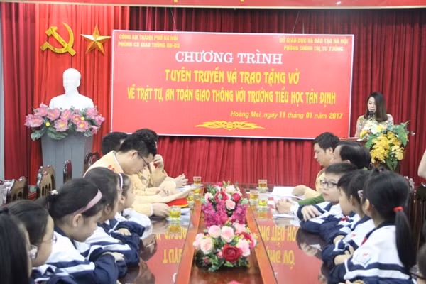 Tuyên truyền luật giao thông cho học sinh tiểu học ảnh 2