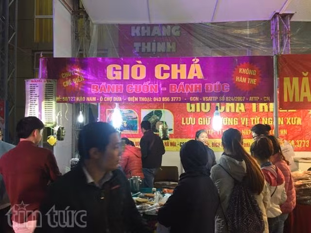 Dân phố háo hức 'săn lùng' đặc sản quê ảnh 1