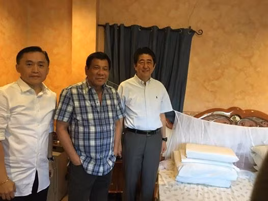 Tổng thống Philippines 'khoe' phòng ngủ giản dị với Thủ tướng Abe ảnh 1