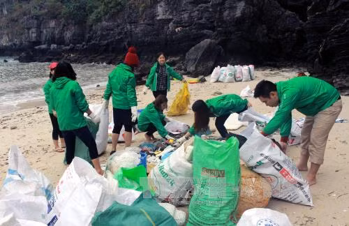 Thu gom rác trên biển, vì một Hạ Long xanh ảnh 2