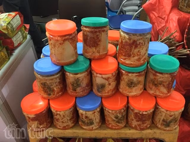 Dân phố háo hức 'săn lùng' đặc sản quê ảnh 10