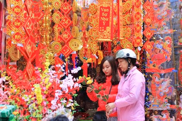  Người Hà Nội hối hả sắm Tết ảnh 1