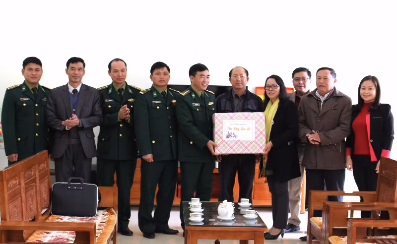 Ban Chỉ đạo Tây Bắc thăm, tặng quà Tết đồng bào, chiến sĩ Hà Giang ảnh 1