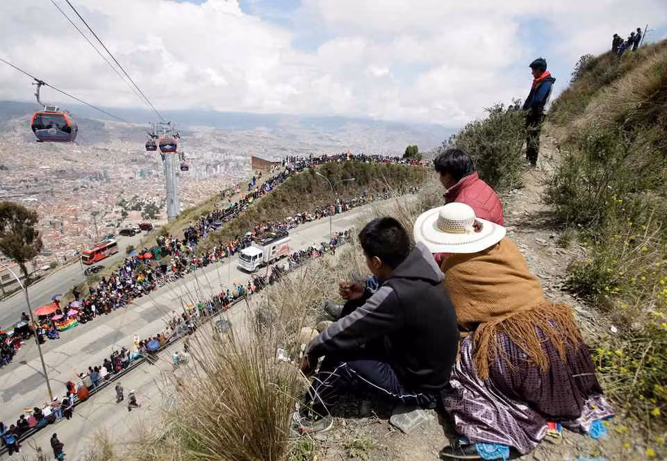 Nấp dưới gầm cầu, leo lên vách núi xem Dakar 2017 ảnh 5