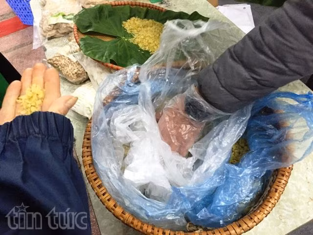 Dân phố háo hức 'săn lùng' đặc sản quê ảnh 7