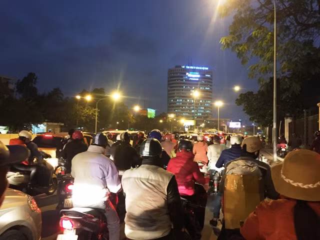 Gần Tết, nhiều ngả đường Hà Nội ùn tắc nặng ảnh 4