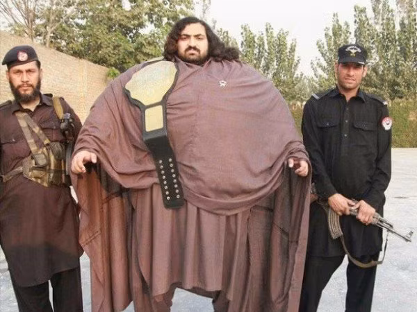 Gã khổng lồ người Pakistan đã nâng được mức tạ 5.000kg? ảnh 1