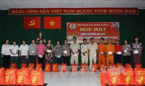 Công nhân phấn khởi đón Tết cổ truyền ảnh 1