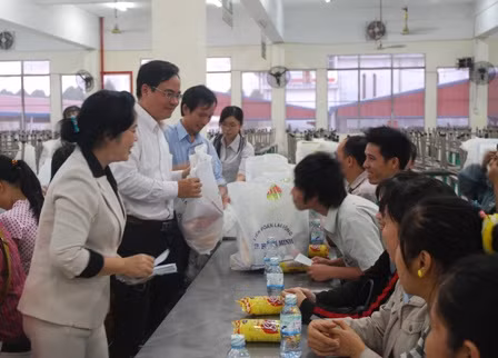 Trao 3.000 phần quà Tết cho công nhân khó khăn ảnh 1
