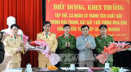 Bắt đối tượng chuyển 10 bánh heroin, CSGT Lai Châu nhận thưởng nóng ảnh 1