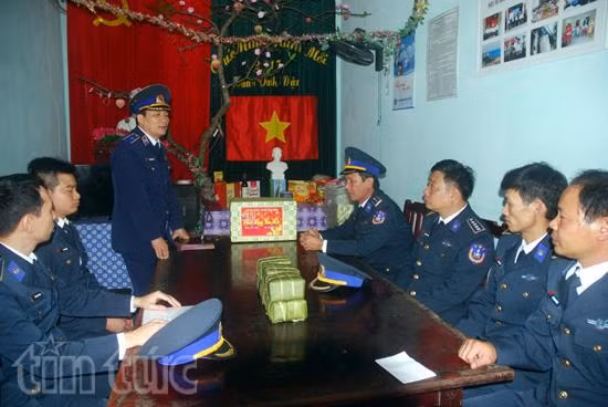 Bộ Tư lệnh Cảnh sát biển tổ chức chương trình ‘Tết cùng ngư dân’ ảnh 3