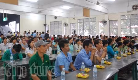 Hàng ngàn vé xe, quà tặng cho công nhân, sinh viên ảnh 1