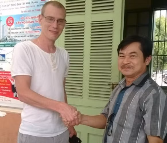 Du khách Anh đã nhận lại toàn bộ tài sản quên trên tàu SE7 ảnh 3