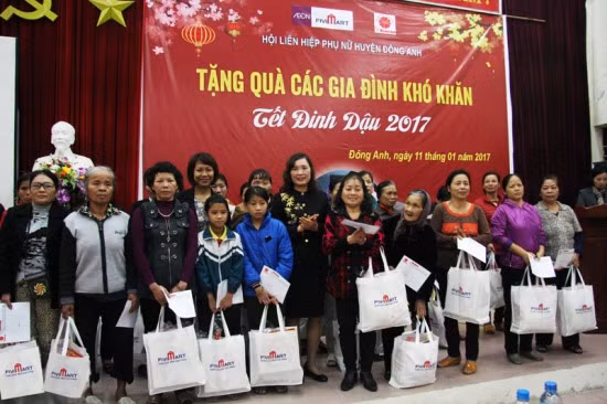 Trao 100 suất quà Tết cho các hộ nghèo huyện Đông Anh ảnh 2
