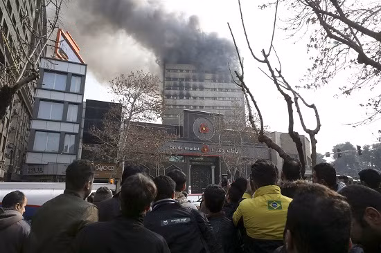 Tòa nhà cao tầng cổ nhất Iran bị sập ảnh 1