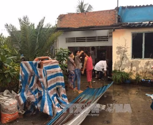 Giúp dân khắc phục hậu quả lốc xoáy để đón Tết ảnh 1