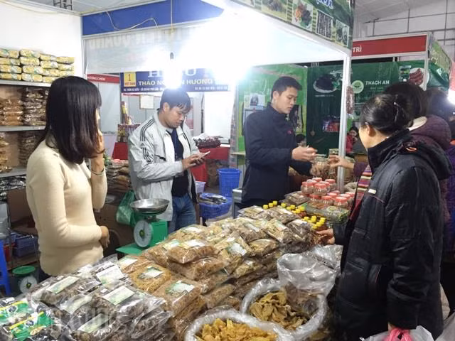 Dân phố háo hức 'săn lùng' đặc sản quê ảnh 5