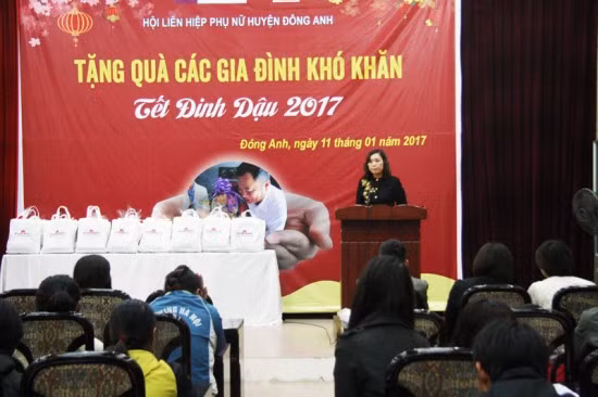 Trao 100 suất quà Tết cho các hộ nghèo huyện Đông Anh ảnh 1