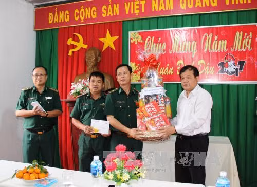 Chúc Tết lực lượng vũ trang trên tuyến biên giới ảnh 1