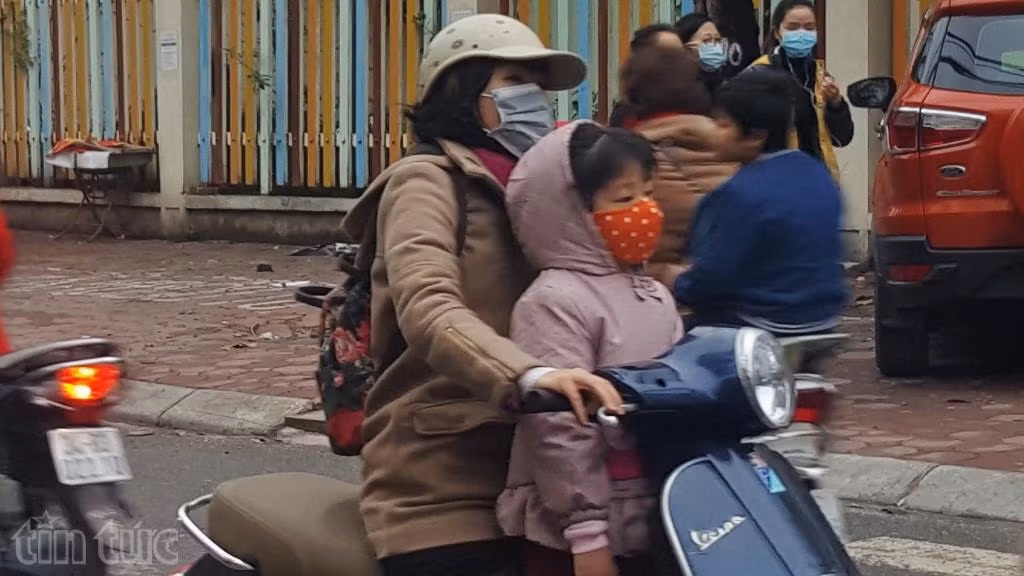 Người Hà Nội co ro “hưởng” rét “ngọt” ảnh 3