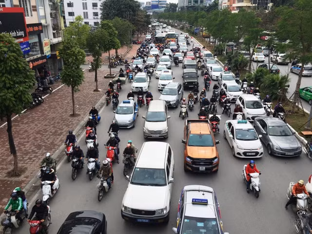 Gần Tết, nhiều ngả đường Hà Nội ùn tắc nặng ảnh 3