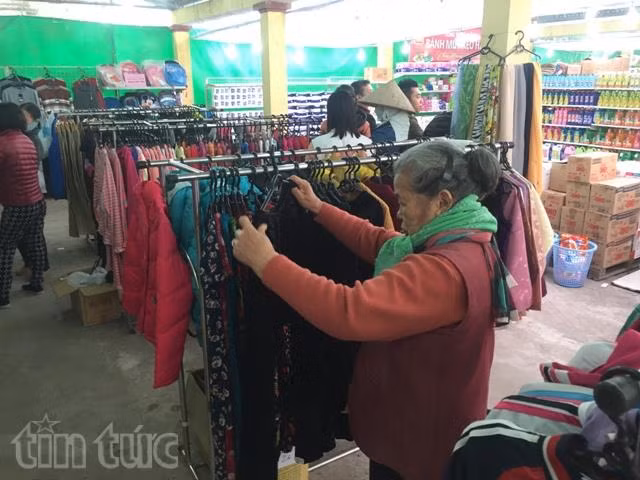Hàng bình ổn giá về phiên chợ Tết, người dân nô nức đi mua sắm ảnh 5