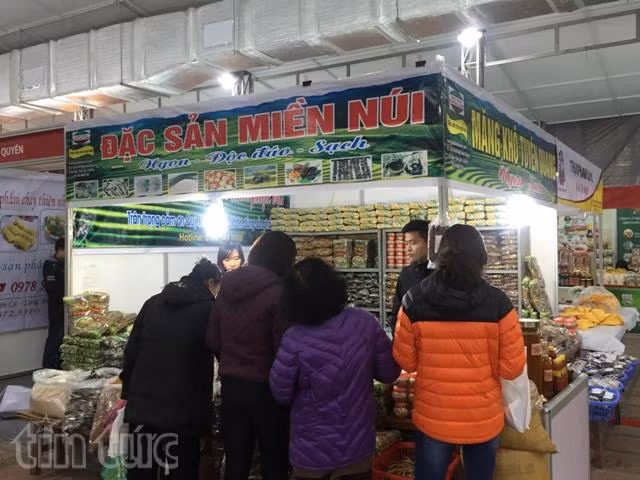 Dân phố háo hức 'săn lùng' đặc sản quê ảnh 4
