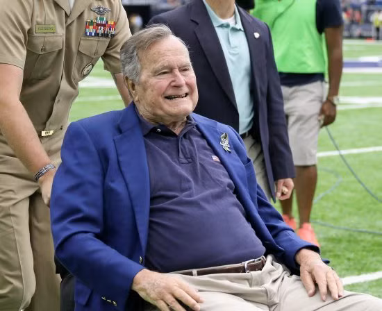 Cựu Tổng thống George W. Bush nhập viện vì khó thở ảnh 1