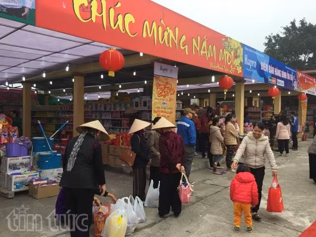 Hàng bình ổn giá về phiên chợ Tết, người dân nô nức đi mua sắm ảnh 7