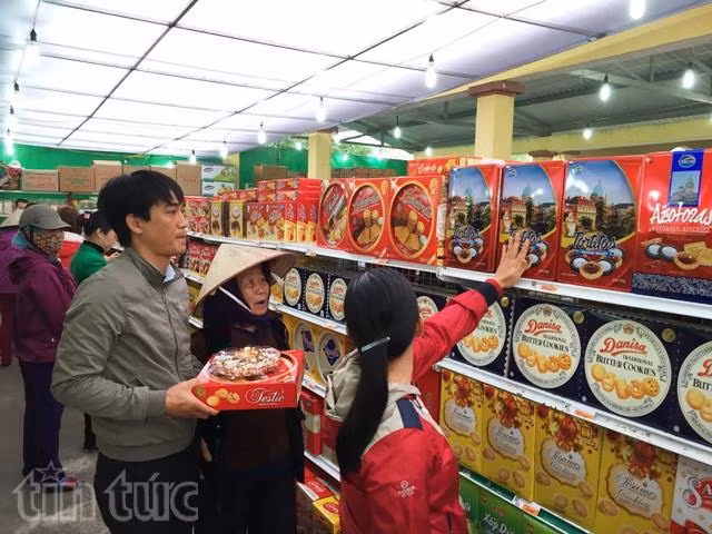 Hàng bình ổn giá về phiên chợ Tết, người dân nô nức đi mua sắm ảnh 2