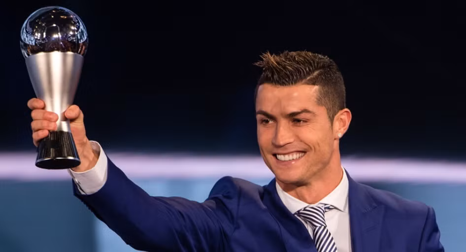 Ronaldo lại “vượt mặt” Messi, giành danh hiệu Cầu thủ hay nhất FIFA ảnh 2