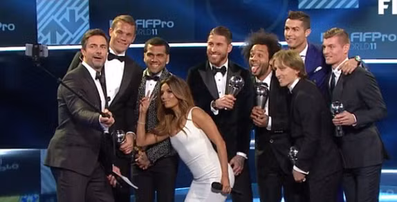 Ronaldo lại “vượt mặt” Messi, giành danh hiệu Cầu thủ hay nhất FIFA ảnh 6