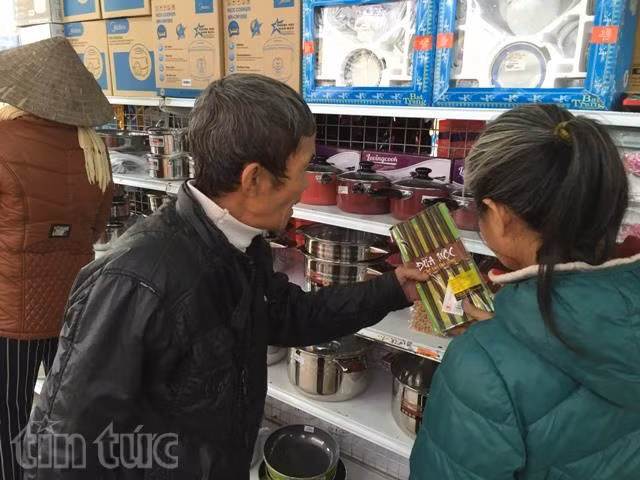 Hàng bình ổn giá về phiên chợ Tết, người dân nô nức đi mua sắm ảnh 4
