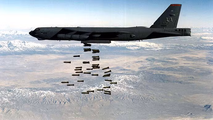 Mỹ tung B-52 dội bom Syria, Nga tố làm 20 thường dân thiệt mạng ảnh 1