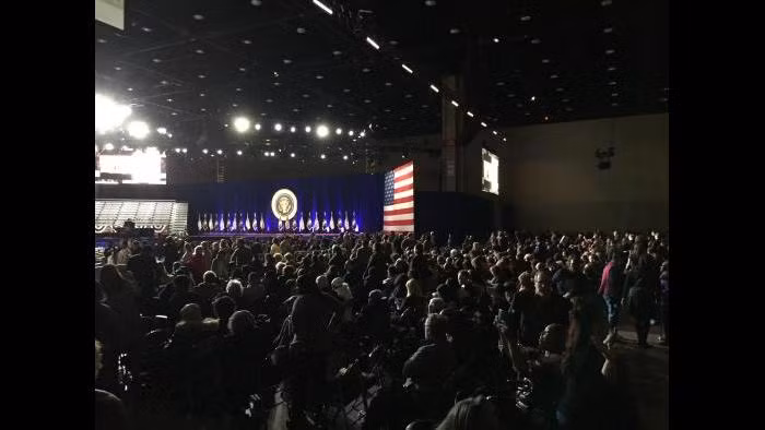 Dân Mỹ chen kín hội trường nghe ông Obama phát biểu từ biệt ảnh 4