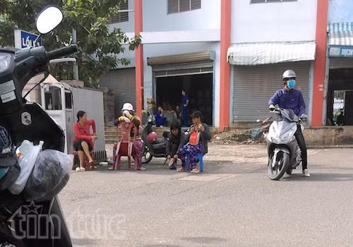 'Cò' vé bủa vây Ga Sài Gòn giáp Tết, cẩn trọng tránh mất tiền oan ảnh 1