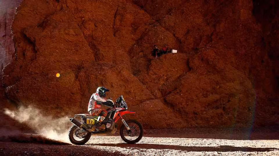 Nấp dưới gầm cầu, leo lên vách núi xem Dakar 2017 ảnh 2