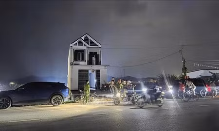 Bắt giữ hai đối tượng cầm hung khí cố thủ trên mái nhà