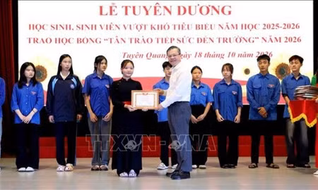Học bổng 'Tân Trào tiếp sức đến trường' cho học sinh, sinh viên vượt khó