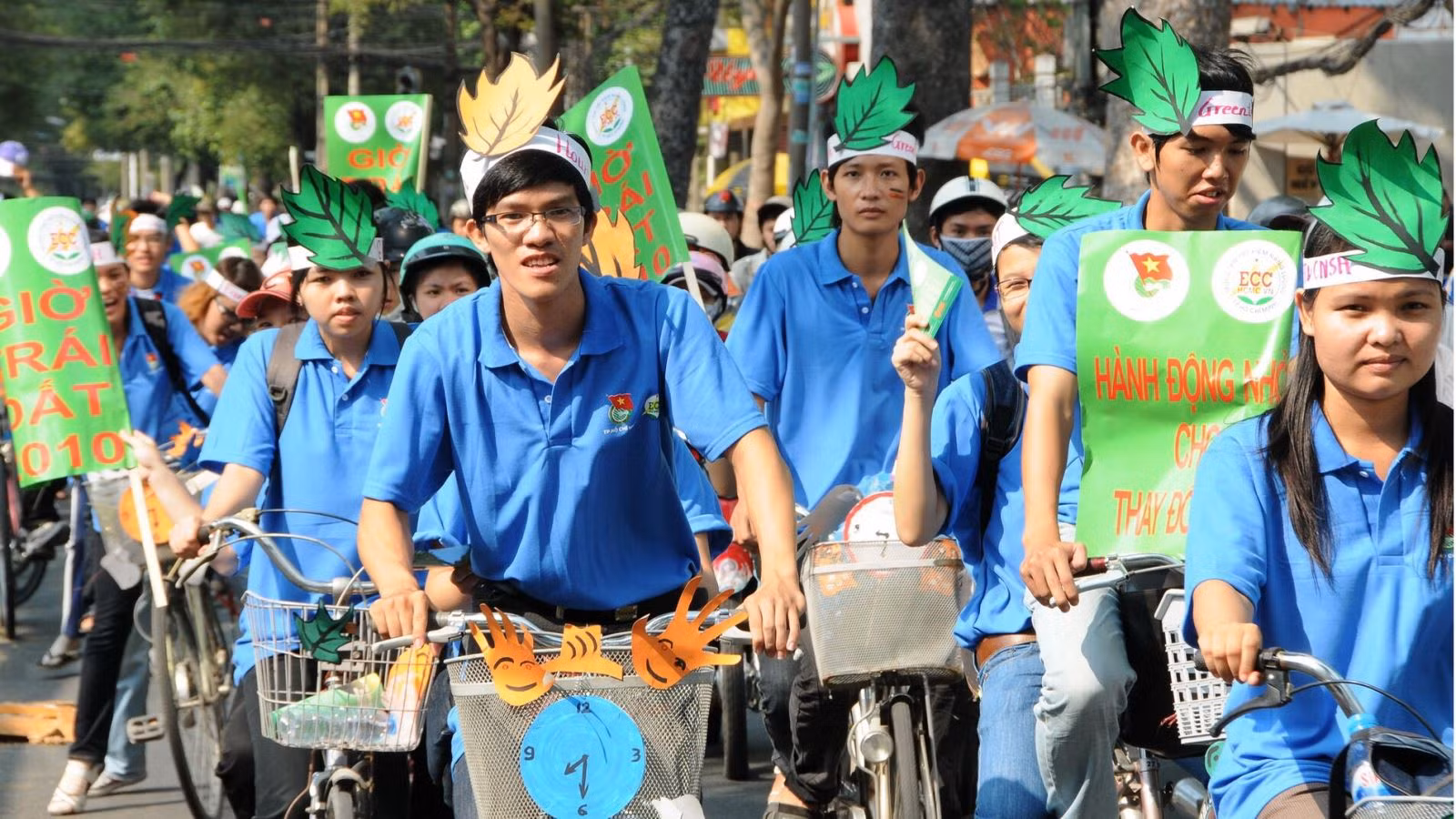 Đoàn viên, thanh niên TP Hồ Chí Minh đạp xe hưởng ứng "Giờ Trái đất".