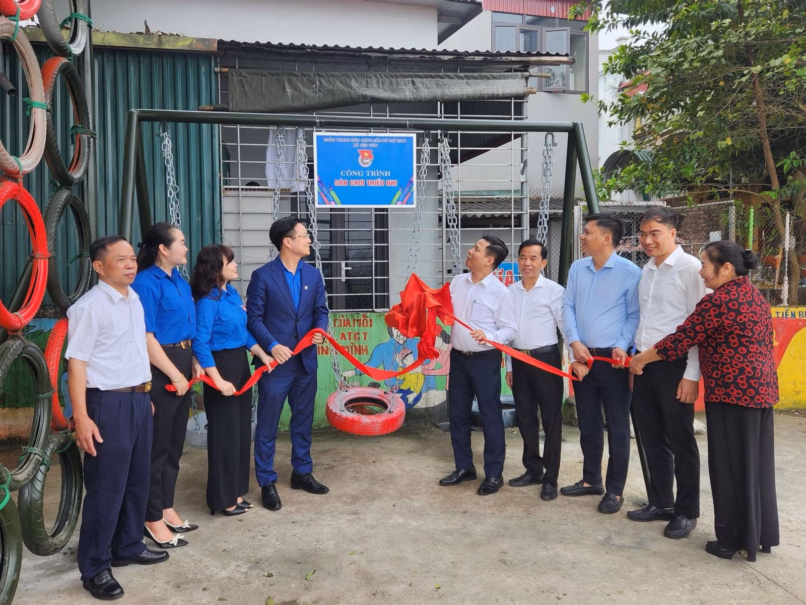 Khánh thành công trình thanh niên cho thiếu nhi địa phương.