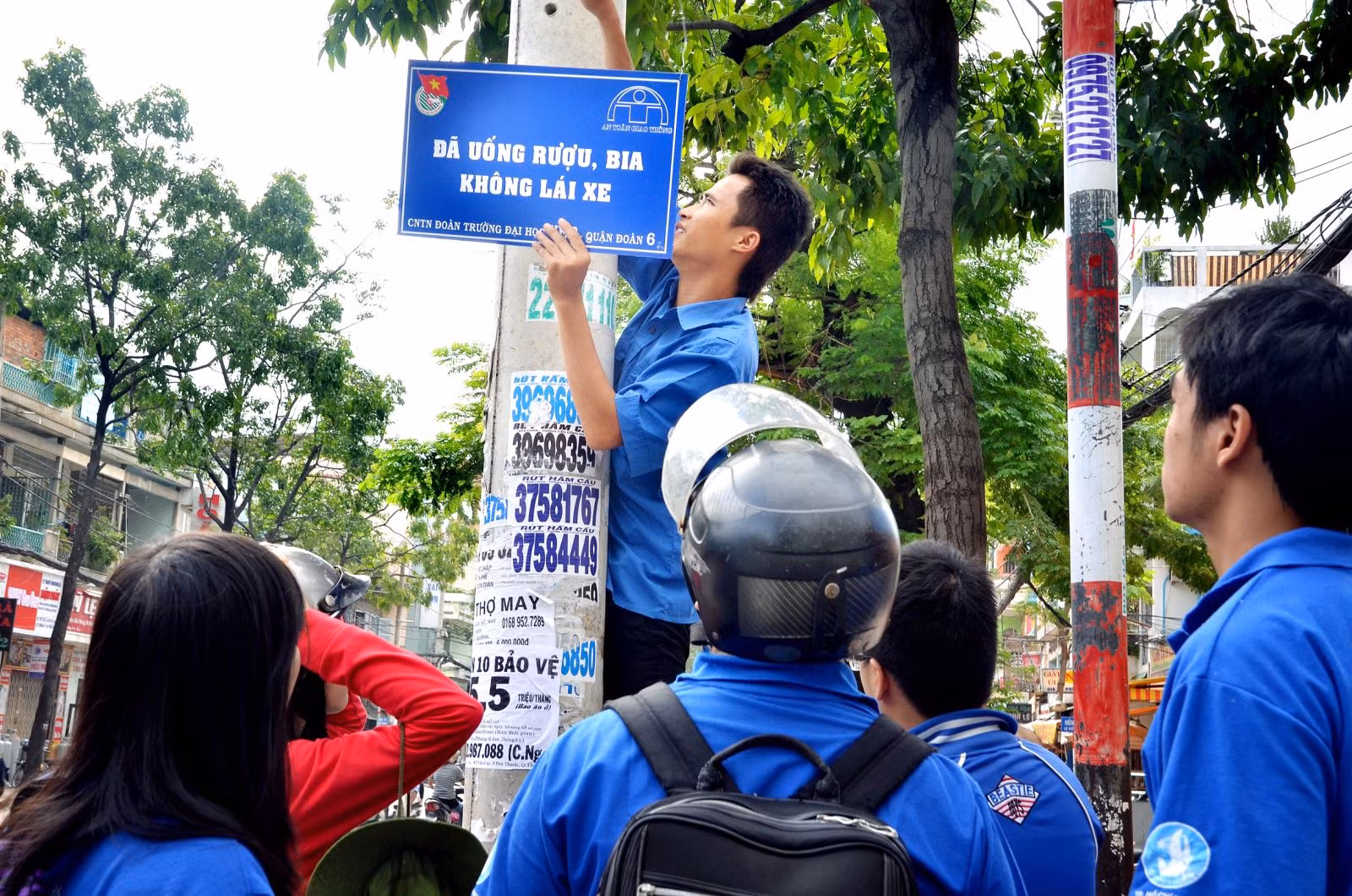 Thanh niên ra quân chiến dịch đảm bảo an toàn giao thông.